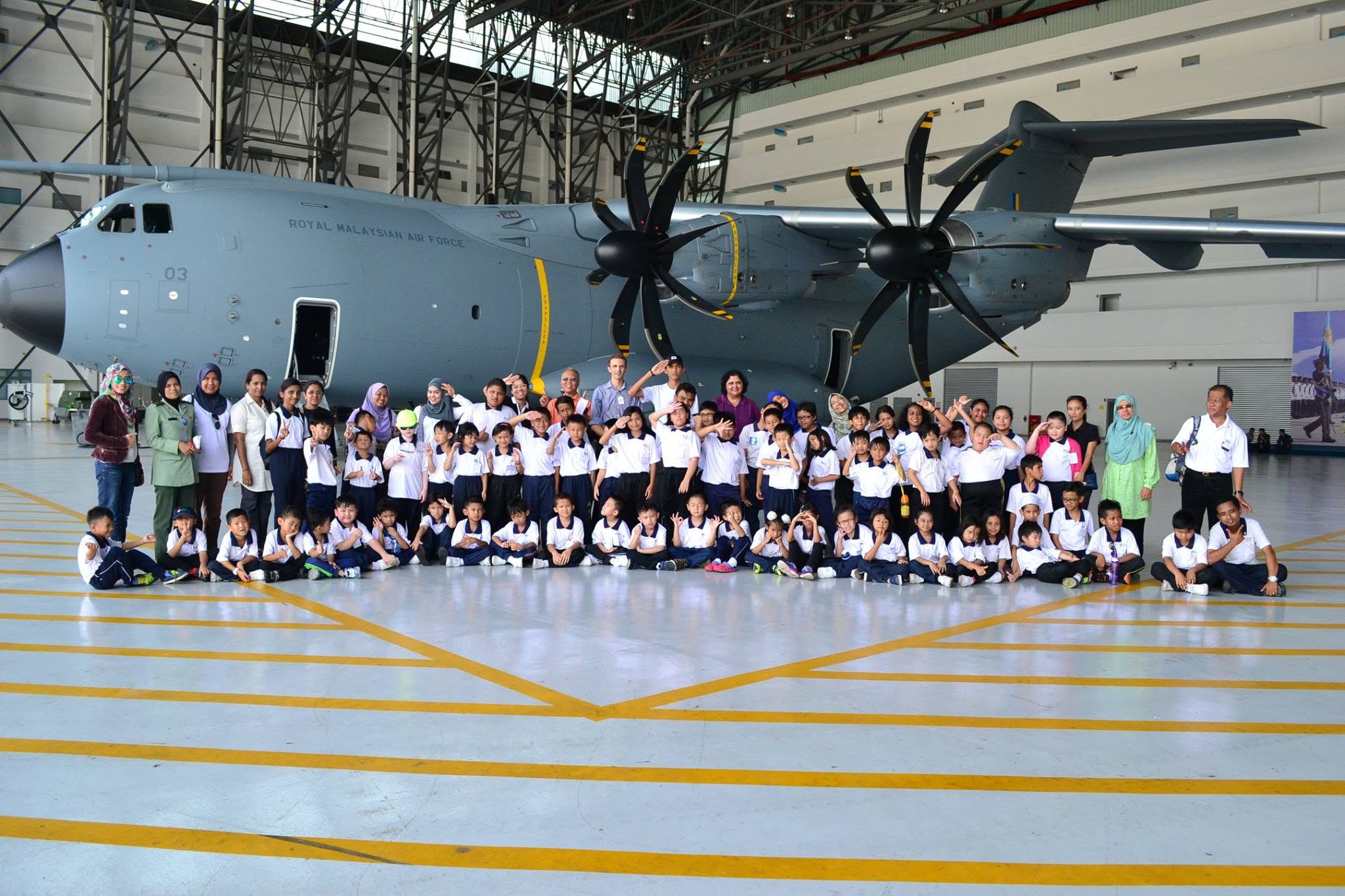 Lawatan ke hangar pesawat